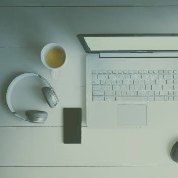 Dolgozó nő laptoppal a kezében