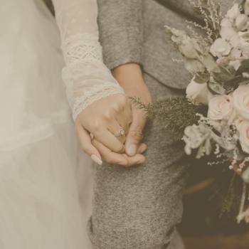 Menyasszony boldogan néz