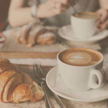 A férfi kávét iszik